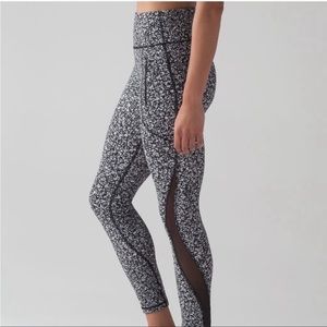 Lululemon Invigorate 7/8 Tight Daisy Dust Alpine White BlackSize 10